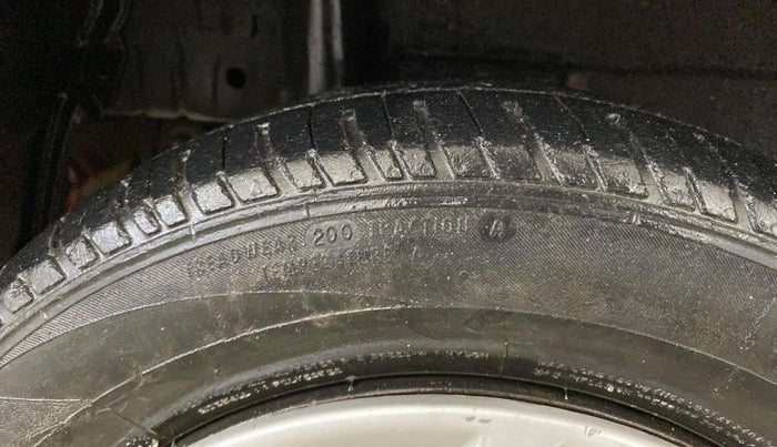 2016 Mahindra Kuv100 K4 6 STR, Petrol, Manual, 51,814 km, Right Rear Tyre Tread