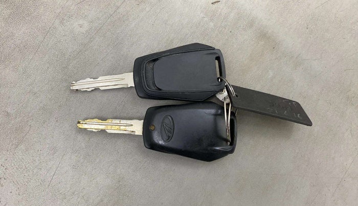 2016 Mahindra Kuv100 K4 6 STR, Petrol, Manual, 51,814 km, Key Close Up