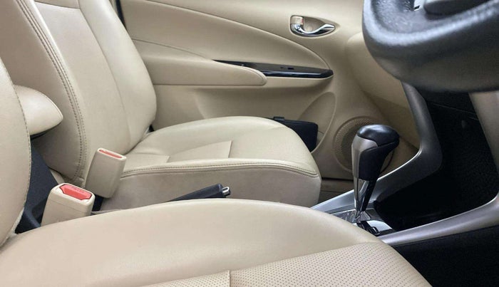 2018 Toyota YARIS VX CVT, Petrol, Automatic, 48,233 km, Gear Lever