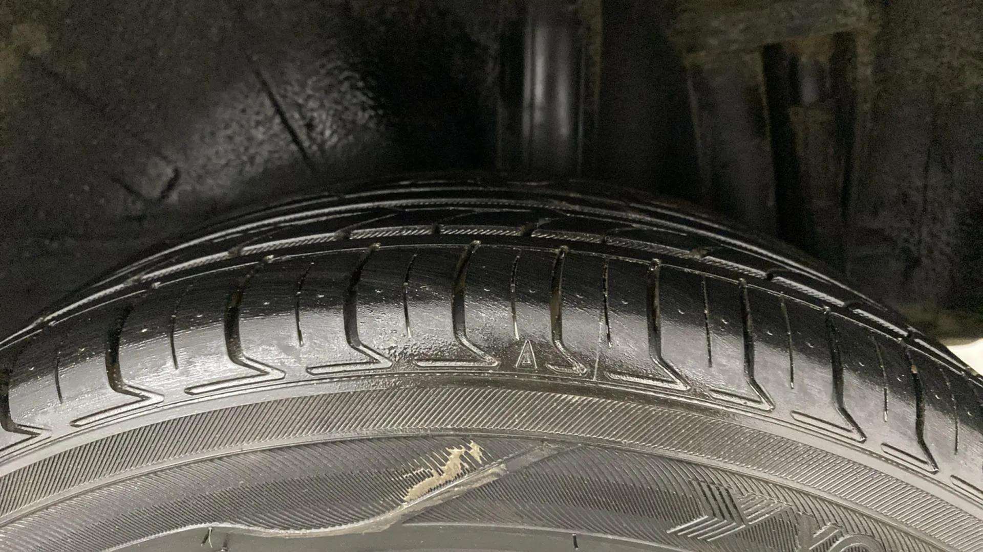 LHS-Rear-Tyre-Tread-21