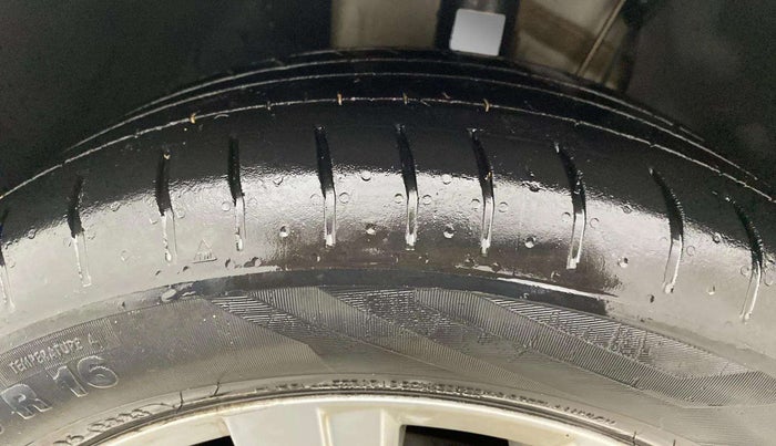 2023 Volkswagen VIRTUS HIGHLINE TSI 1.0 AT, Petrol, Automatic, 60,939 km, Left Front Tyre Tread