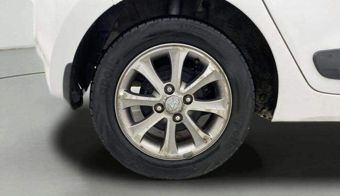 2016 Hyundai Grand i10 ASTA 1.2 KAPPA VTVT, CNG, Manual, 1,02,652 km, Right Rear Wheel