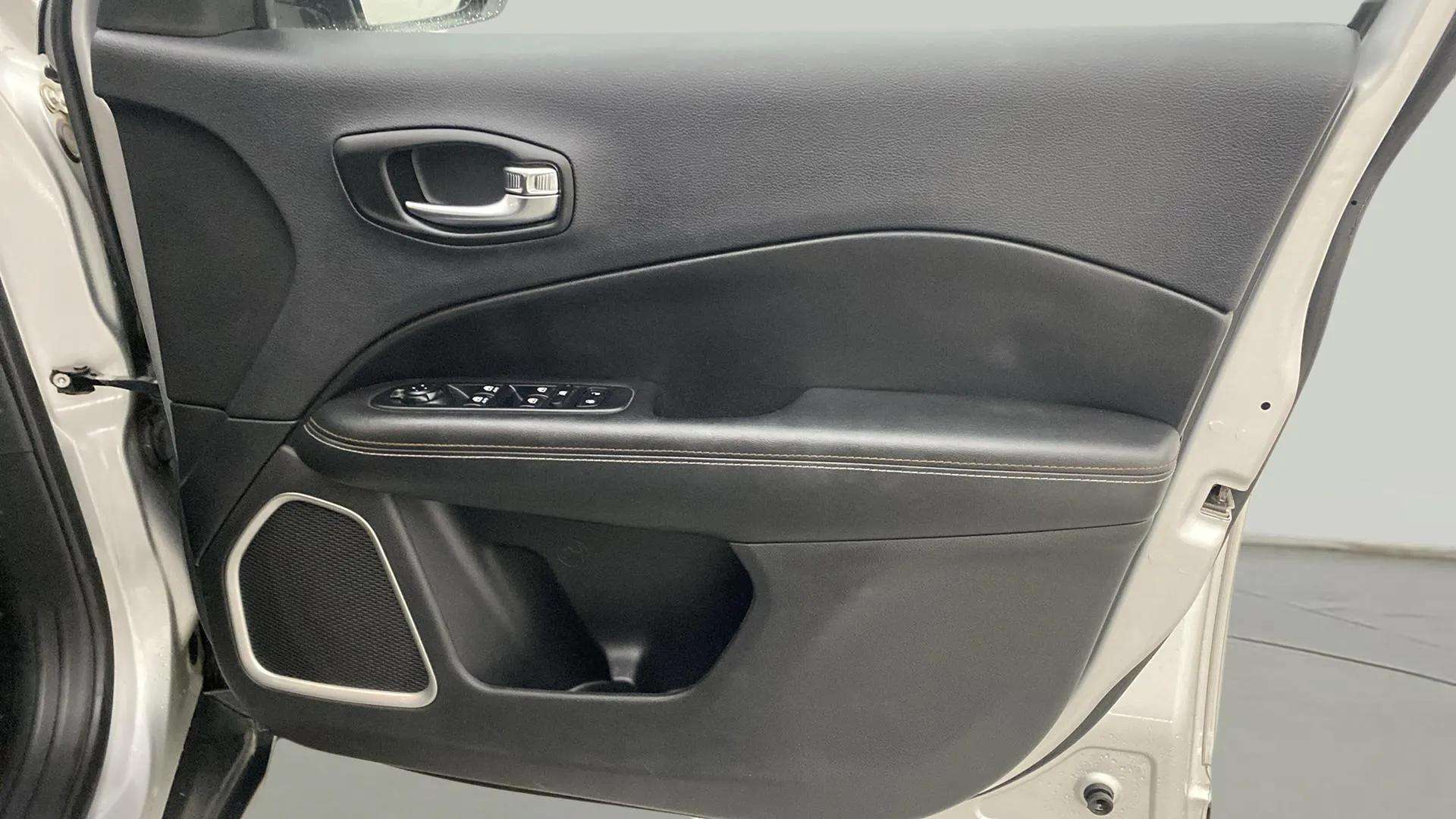Driver-side-door-panel-control-39