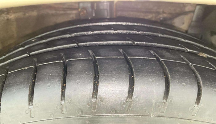 2015 Maruti Ciaz ZXI AT, Petrol, Automatic, 53,520 km, Right Front Tyre Tread