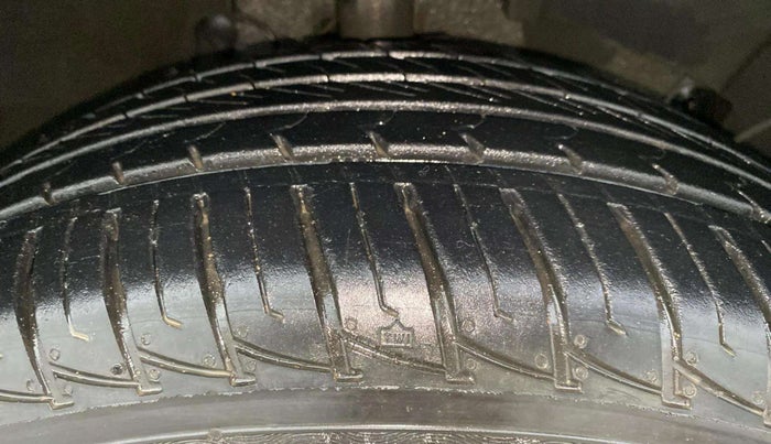 2014 Renault Duster RXL PETROL, Petrol, Manual, 41,659 km, Right Front Tyre Tread