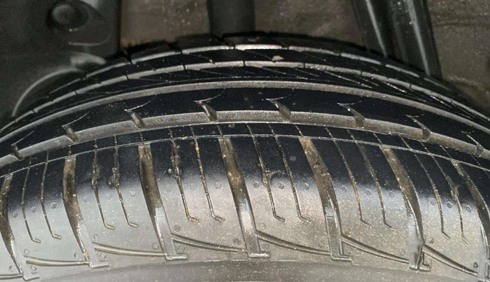 2014 Renault Duster RXL PETROL, Petrol, Manual, 41,659 km, Right Rear Tyre Tread