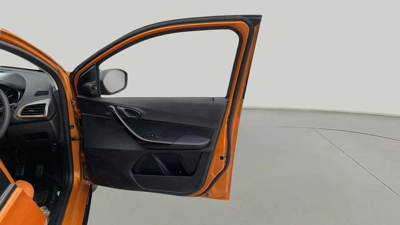 2018 Tata TIAGO NRG PETROL, Petrol, Manual, 32,406 km, RHS Front Door