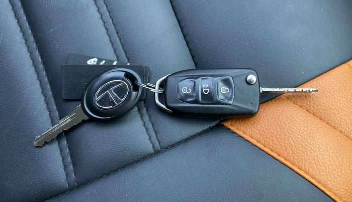 2018 Tata TIAGO NRG PETROL, Petrol, Manual, 32,406 km, Key Close Up