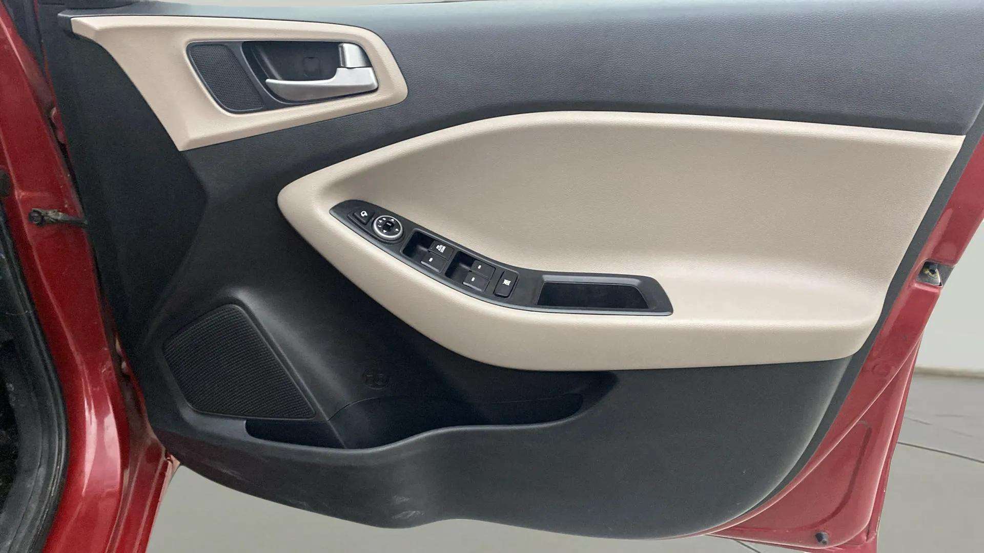 Driver-side-door-panel-control-39