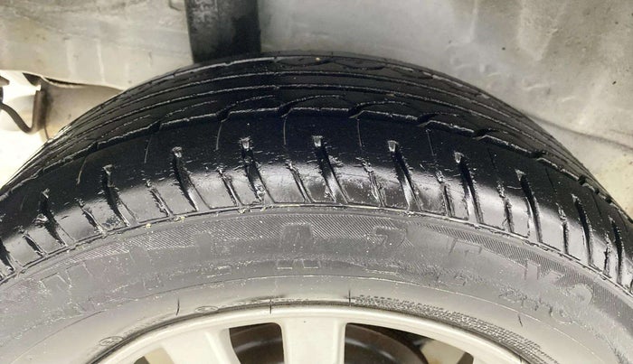 2014 Honda Brio VX MT, Petrol, Manual, 54,104 km, Right Rear Tyre Tread