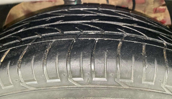 2020 Mahindra XUV300 W6 1.2 PETROL, Petrol, Manual, 40,600 km, Right Front Tyre Tread