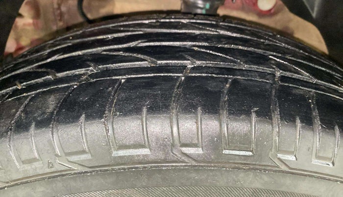 2020 Mahindra XUV300 W6 1.2 PETROL, Petrol, Manual, 40,600 km, Left Front Tyre Tread