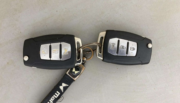 2020 Mahindra XUV300 W6 1.2 PETROL, Petrol, Manual, 40,600 km, Key Close Up