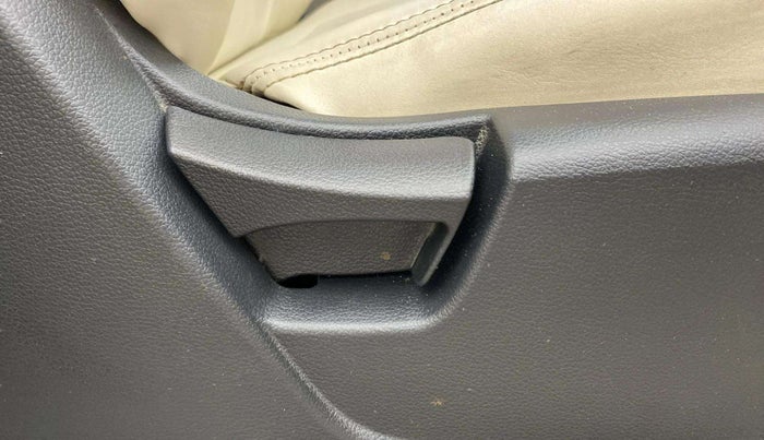 2020 Mahindra XUV300 W6 1.2 PETROL, Petrol, Manual, 40,600 km, Driver Side Adjustment Panel
