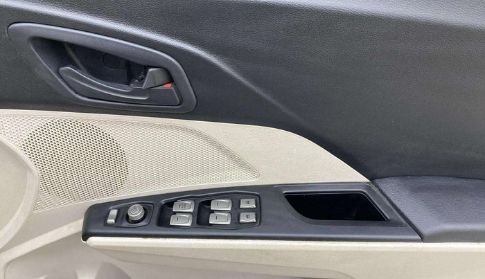 2020 Mahindra XUV300 W6 1.2 PETROL, Petrol, Manual, 40,600 km, Driver Side Door Panels Control
