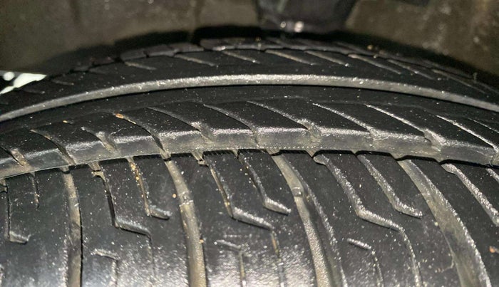 2016 Hyundai i10 SPORTZ 1.1, Petrol, Manual, 50,586 km, Left Front Tyre Tread