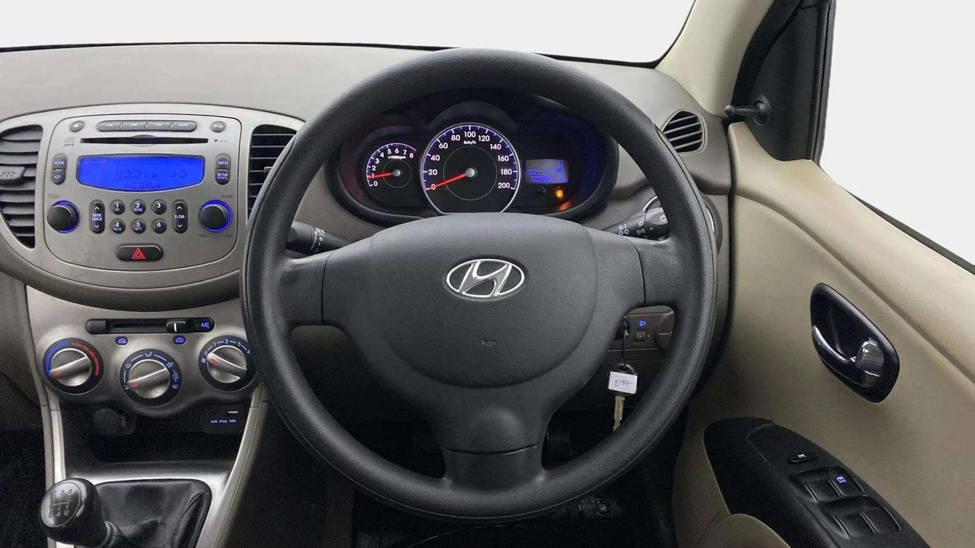 2016 Hyundai i10 SPORTZ 1.1, Petrol, Manual, 50,586 km, Steering Wheel Close Up