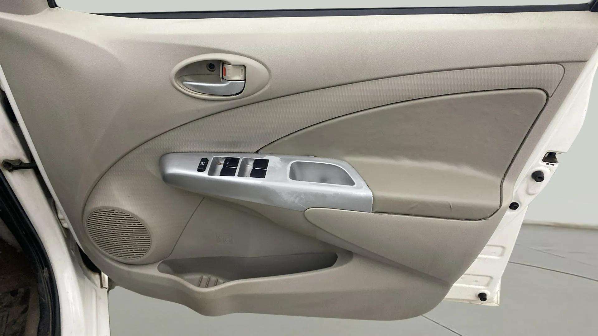 Driver-side-door-panel-control-39