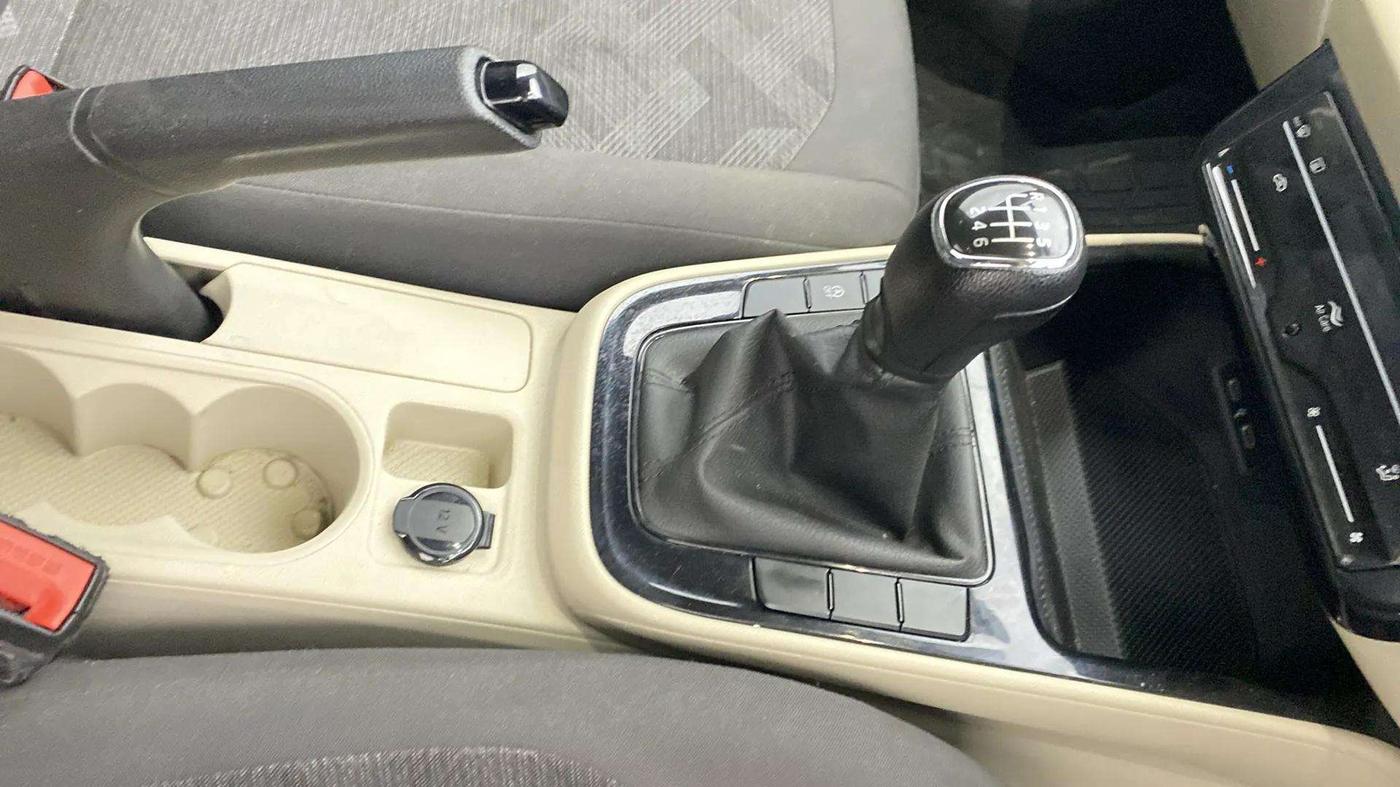 2023 Skoda SLAVIA Ambition 1.5L TSI, Petrol, Manual, 21,223 km, Gear Lever