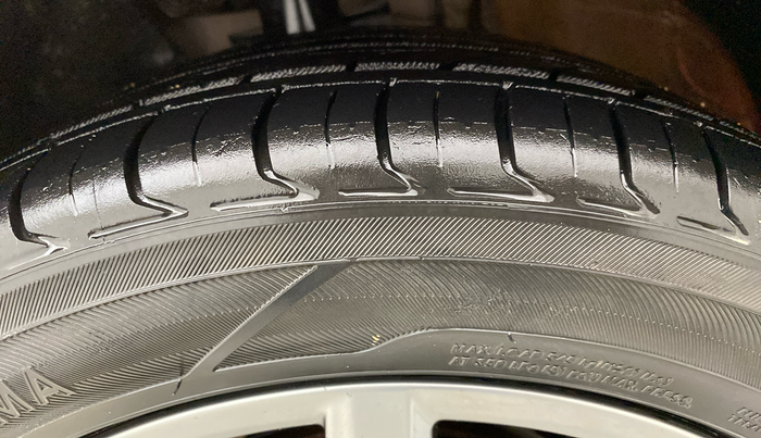 2020 Volkswagen Vento HIGHLINE PLUS 1.0L TSI, Petrol, Manual, 64,479 km, Right Front Tyre Tread