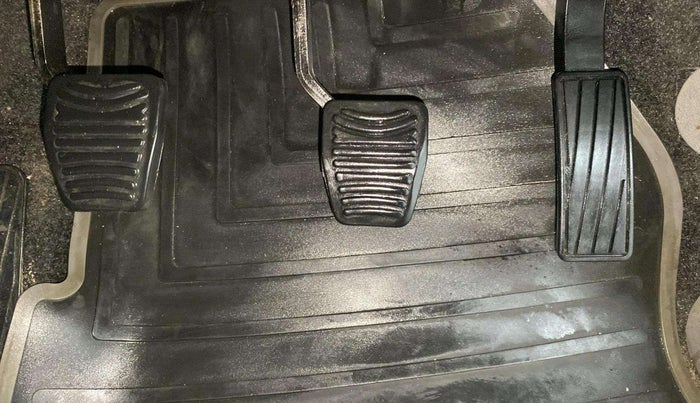 2017 Mahindra Kuv100 K4 6 STR, Petrol, Manual, 20,129 km, Pedals