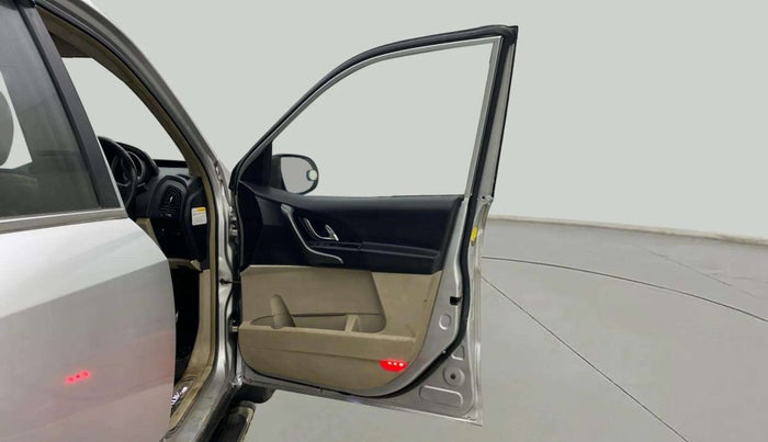 2015 Mahindra XUV500 W10, Diesel, Manual, 97,303 km, RHS Front Door