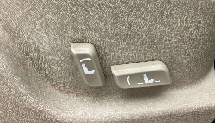 2015 Mahindra XUV500 W10, Diesel, Manual, 97,303 km, Driver Side Adjustment Panel