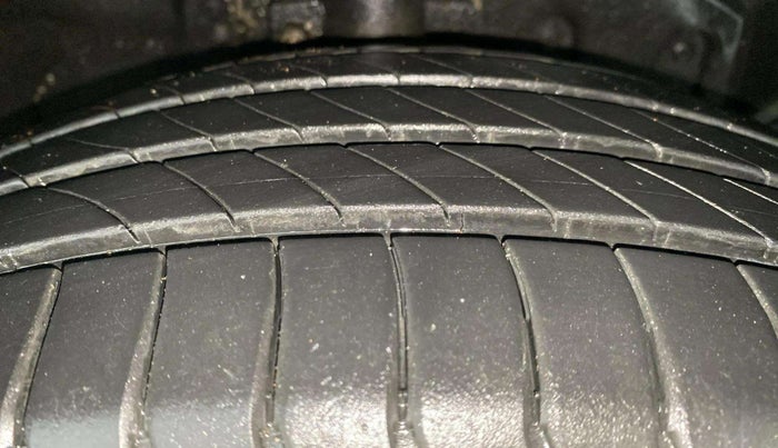 2016 Ford Ecosport TITANIUM+ 1.5L DIESEL, Diesel, Manual, 1,10,038 km, Right Front Tyre Tread
