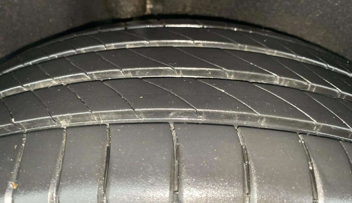 2016 Ford Ecosport TITANIUM+ 1.5L DIESEL, Diesel, Manual, 1,10,038 km, Right Rear Tyre Tread