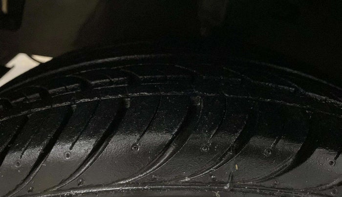 2013 Hyundai Eon MAGNA +, Petrol, Manual, 21,889 km, Left Front Tyre Tread
