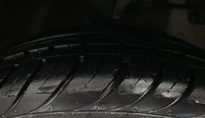 2013 Hyundai Eon MAGNA +, Petrol, Manual, 21,889 km, Right Front Tyre Tread