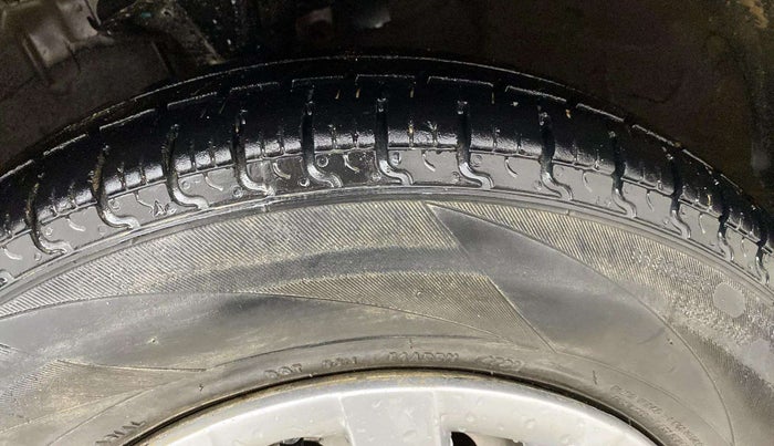 2015 Hyundai i10 MAGNA 1.1, Petrol, Manual, 1,07,598 km, Left Front Tyre Tread