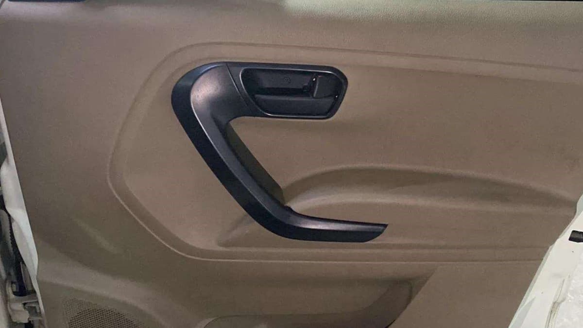 2023 Mahindra BOLERO NEO N 8, Diesel, Manual, 24,181 km, Driver Side Door Panels Control