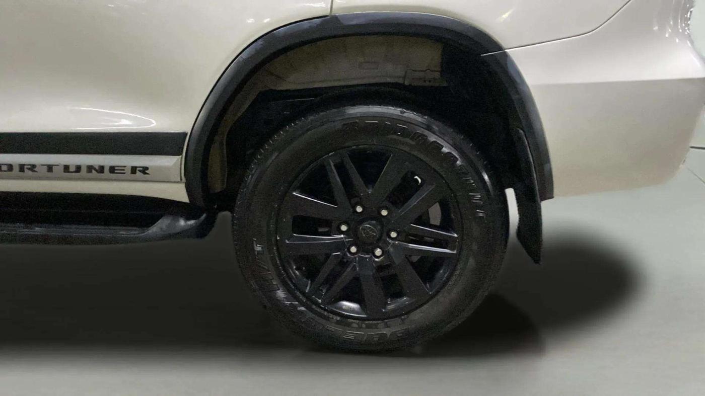 2018 Toyota Fortuner 2.8 4X4 AT, Diesel, Automatic, 1,30,222 km, Left Rear Wheel