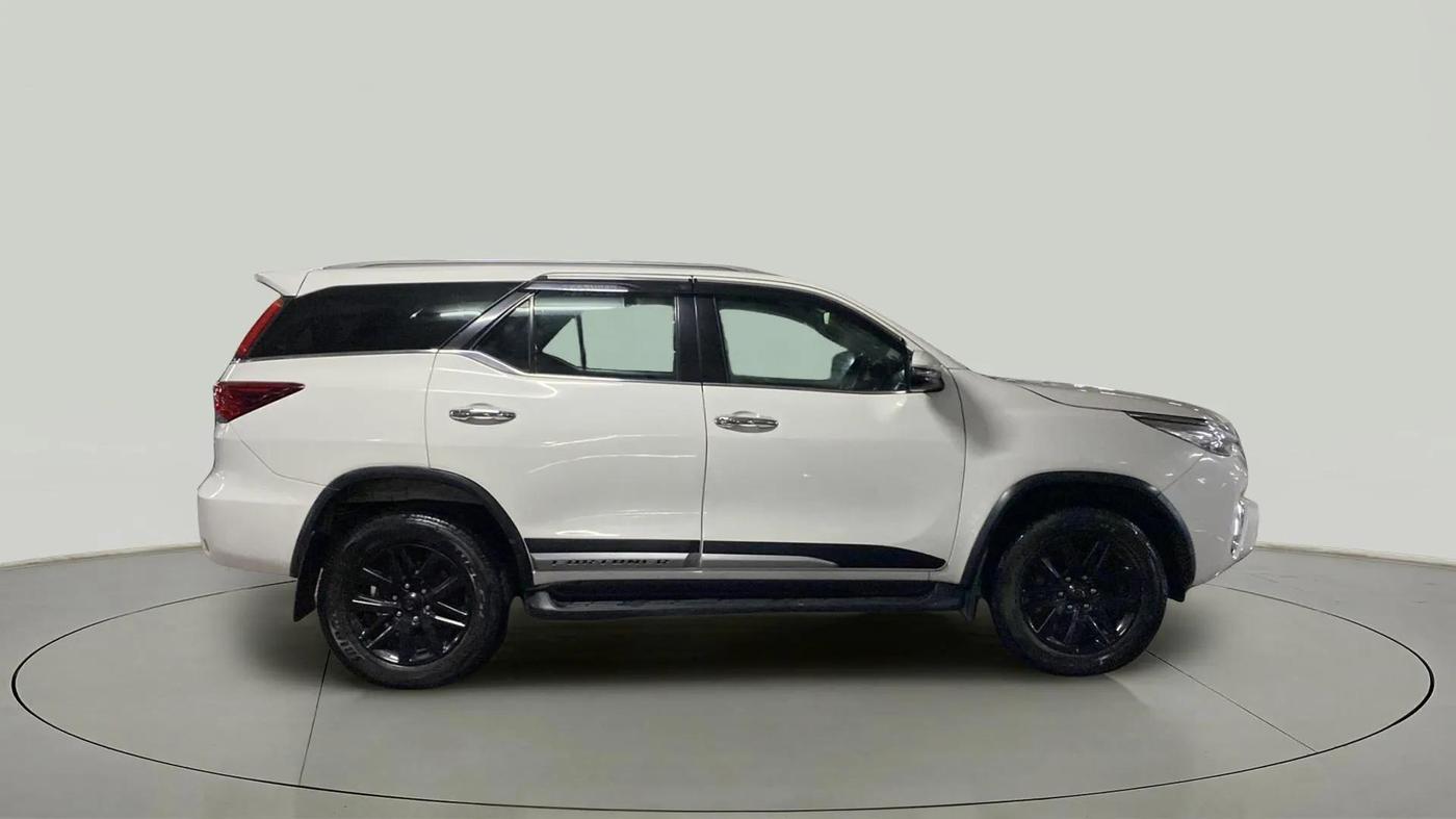 2018 Toyota Fortuner 2.8 4X4 AT, Diesel, Automatic, 1,30,222 km, Right Side View