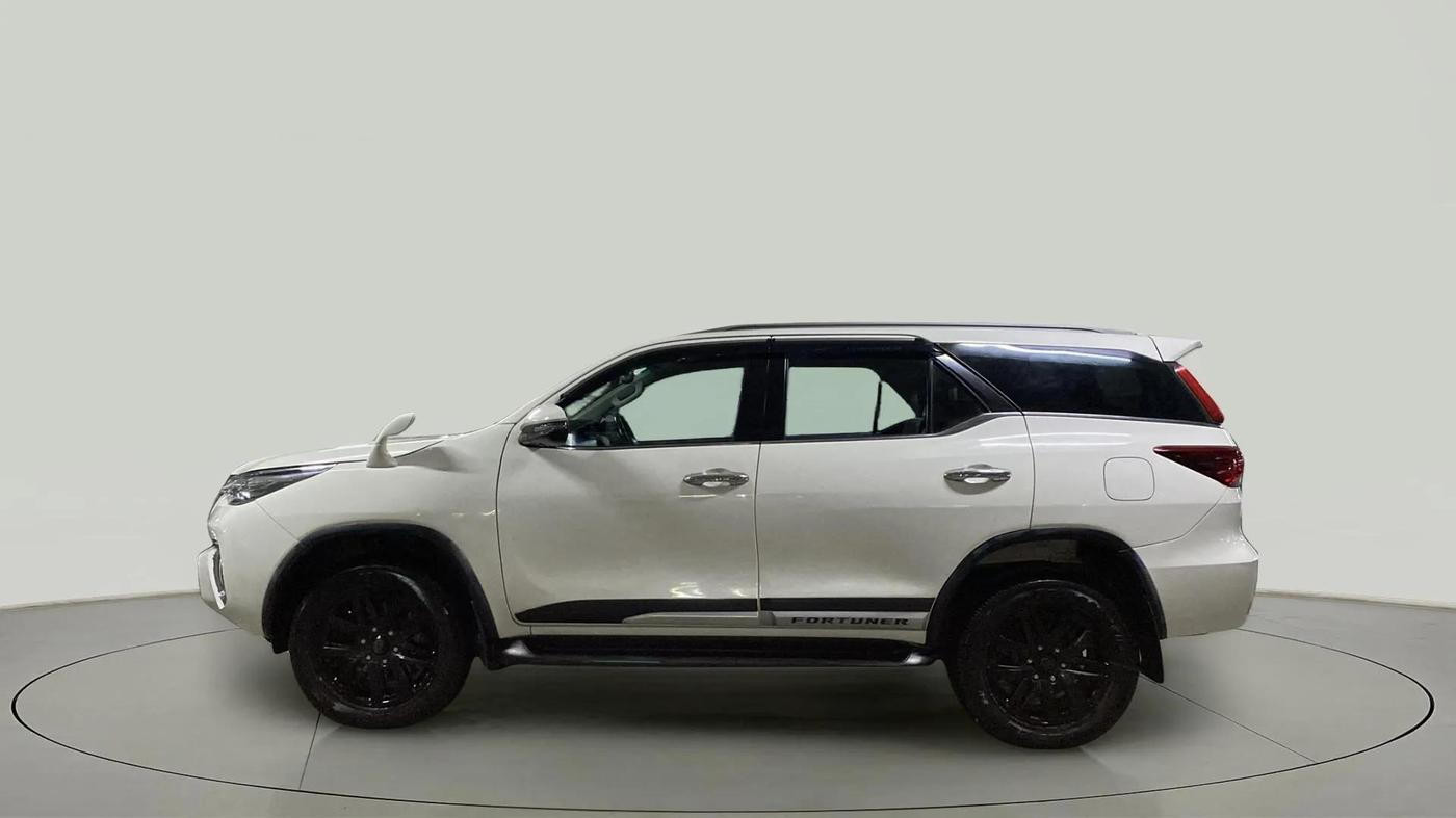 2018 Toyota Fortuner 2.8 4X4 AT, Diesel, Automatic, 1,30,222 km, Left Side