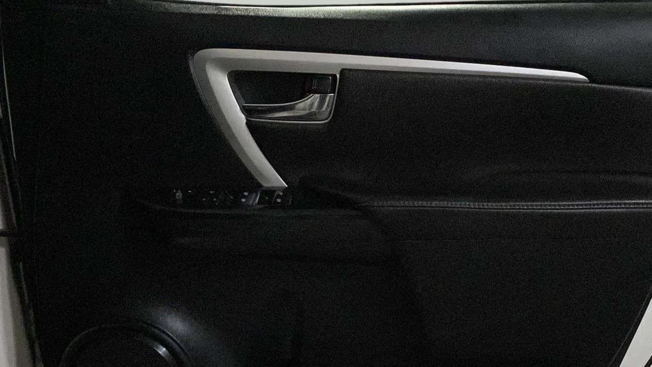 2018 Toyota Fortuner 2.8 4X4 AT, Diesel, Automatic, 1,30,222 km, Driver Side Door Panels Control