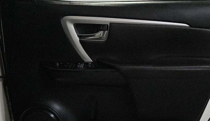 2018 Toyota Fortuner 2.8 4X4 AT, Diesel, Automatic, 1,29,798 km, Driver Side Door Panels Control