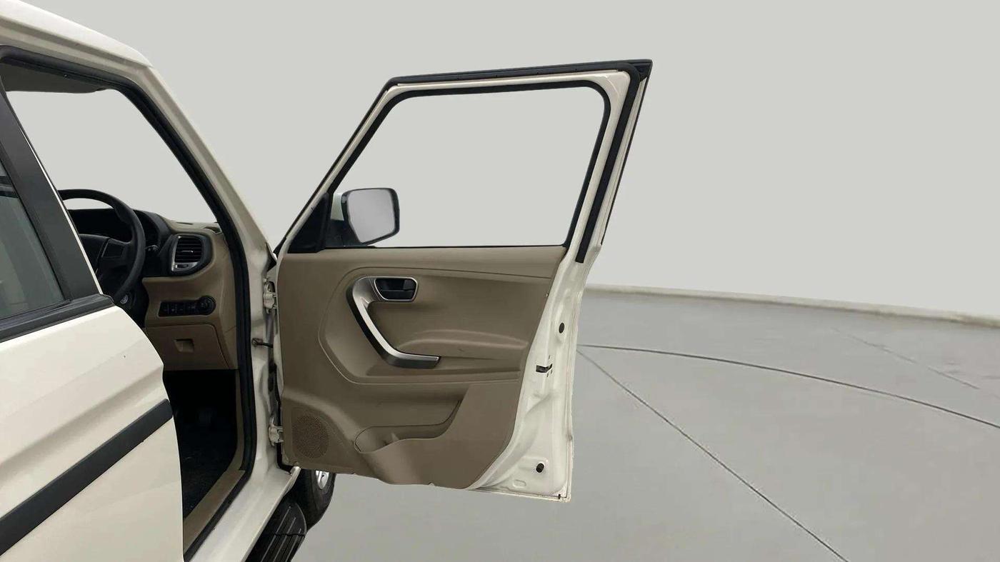 2024 Mahindra Bolero Neo Plus P10, Diesel, Manual, 27,333 km, RHS Front Door