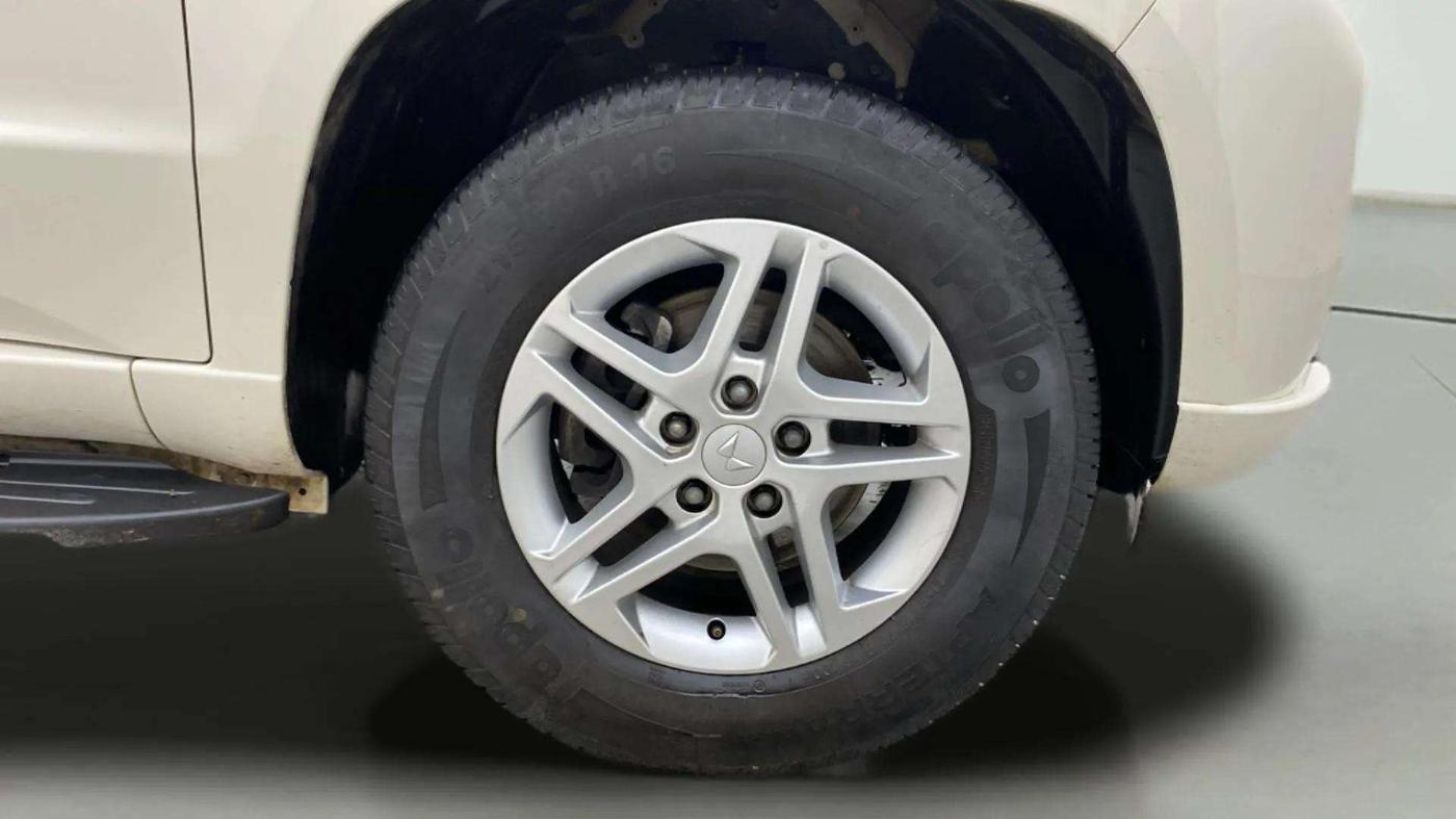 2024 Mahindra Bolero Neo Plus P10, Diesel, Manual, 27,333 km, Right Front Wheel