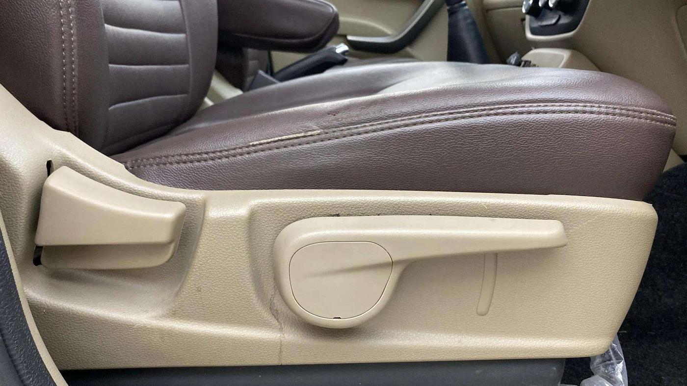 2024 Mahindra Bolero Neo Plus P10, Diesel, Manual, 27,333 km, Driver Side Adjustment Panel