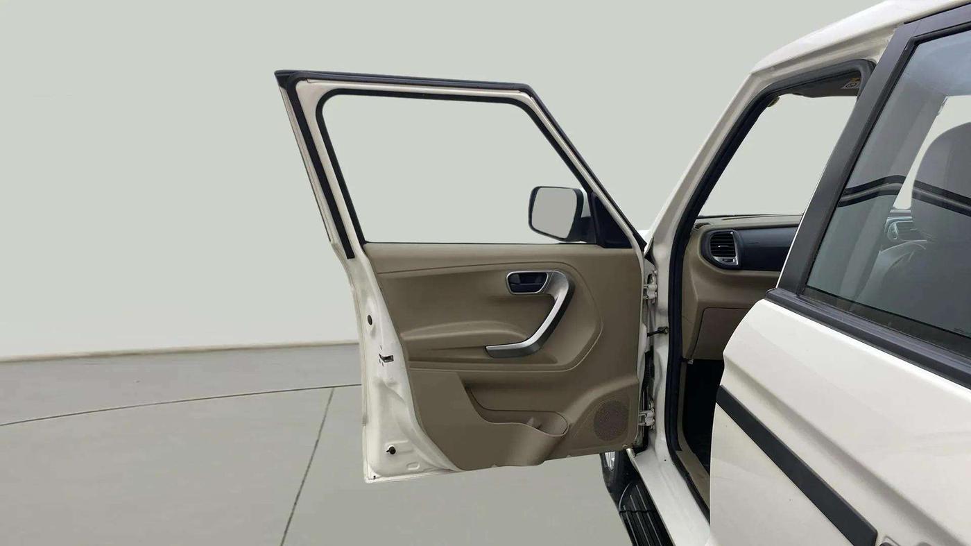 2024 Mahindra Bolero Neo Plus P10, Diesel, Manual, 27,333 km, LHS Front Door