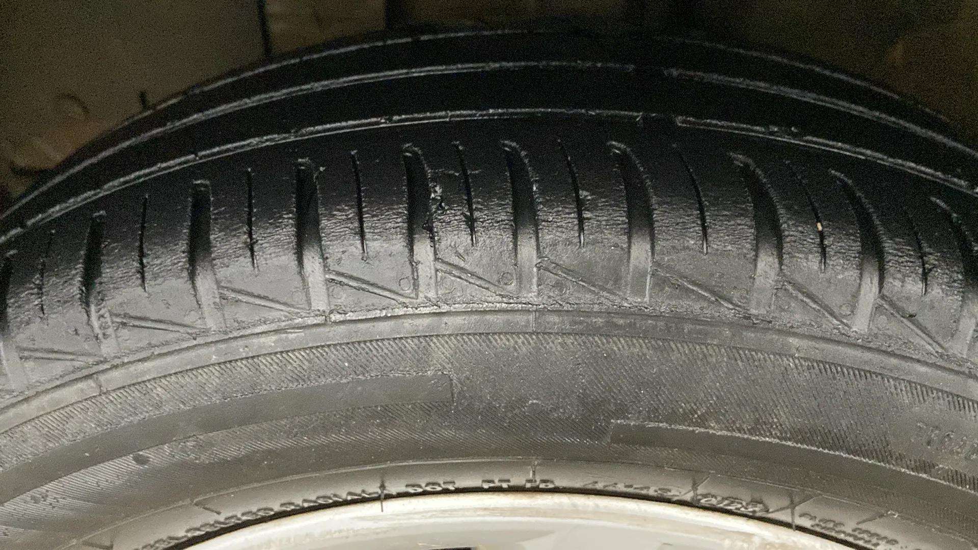 LHS-Rear-Tyre-Tread-21