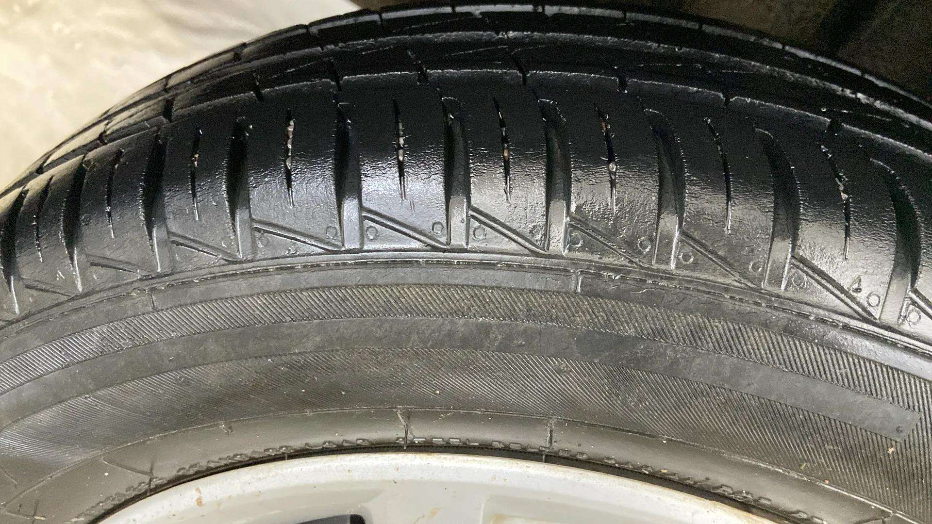 RHS-Rear-Tyre-Tread-19
