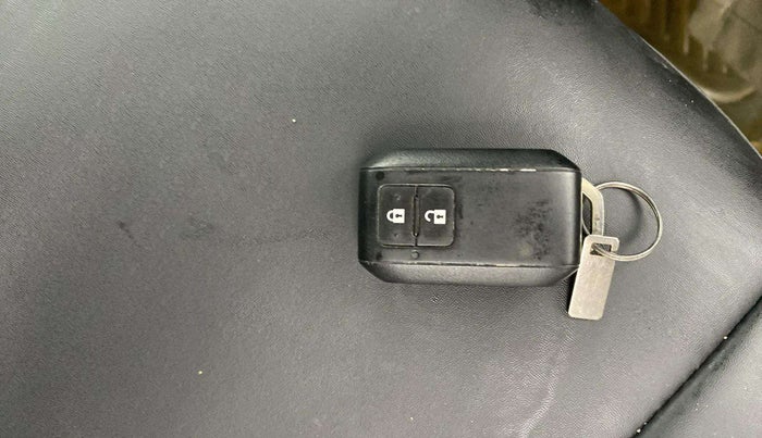 2020 Maruti Swift ZXI AMT, Petrol, Automatic, 1,24,144 km, Key Close Up