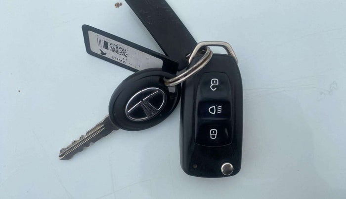 2016 Tata Tiago XT PETROL, Petrol, Manual, 41,886 km, Key Close Up
