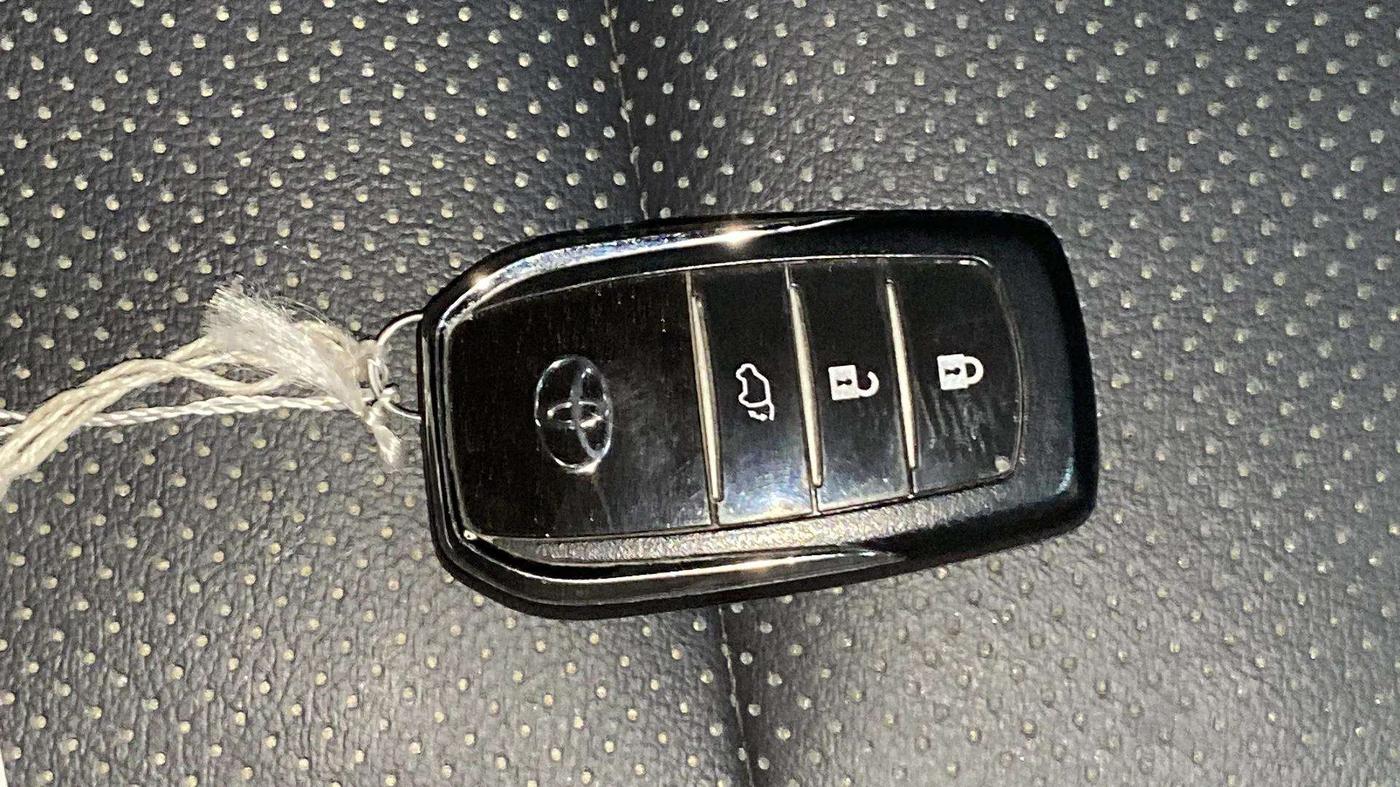2022 Toyota Fortuner 4X2 MT 2.7 PETROL, Petrol, Manual, 10,863 km, Key Close Up