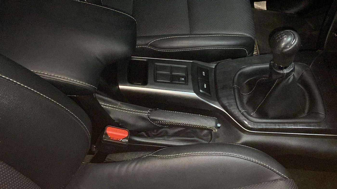 2022 Toyota Fortuner 4X2 MT 2.7 PETROL, Petrol, Manual, 10,863 km, Gear Lever