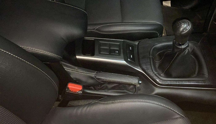 2022 Toyota Fortuner 4X2 MT 2.7 PETROL, Petrol, Manual, 10,541 km, Gear Lever