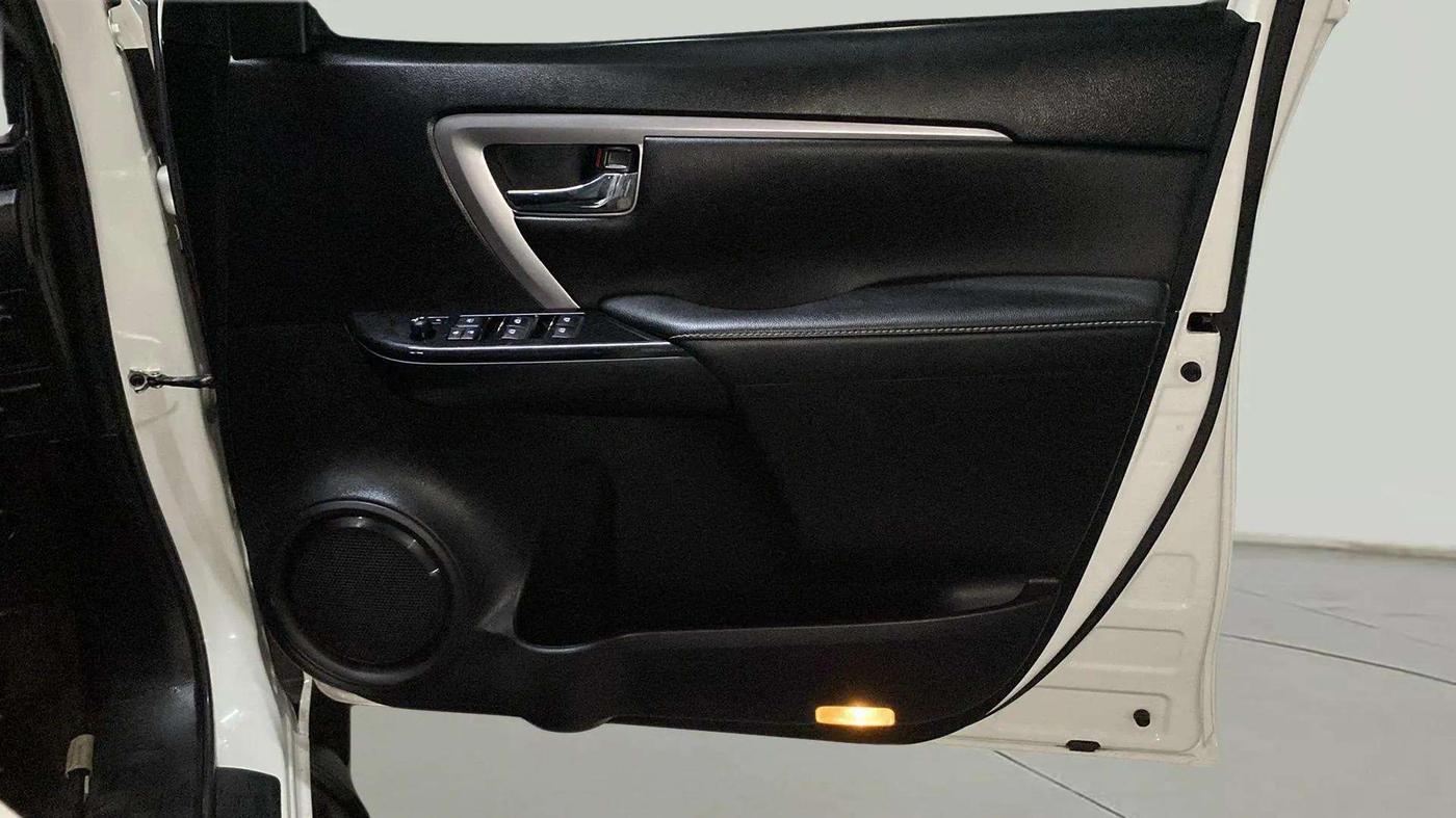 2022 Toyota Fortuner 4X2 MT 2.7 PETROL, Petrol, Manual, 10,863 km, Driver Side Door Panels Control